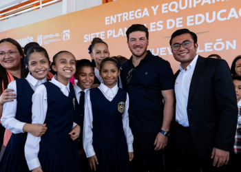 Samuel García entrega 44 aulas a siete escuelas en municipio de Juárez; resalta infraestructura educativa de NL