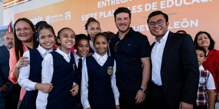 Samuel García entrega 44 aulas a siete escuelas en municipio de Juárez; resalta infraestructura educativa de NL