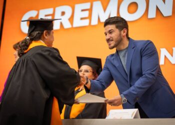 Reconocen a graduados de la preparatoria abierta