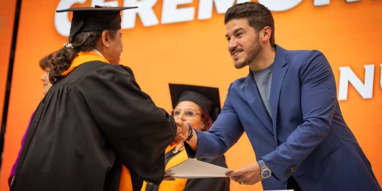 Reconocen a graduados de la preparatoria abierta