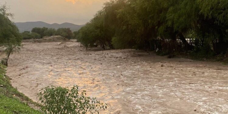 Se desborda cauce en Doctor Arroyo