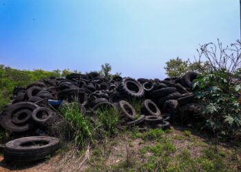 Evitan quema de cientos de llantas en tiradero clandestino en Cadereyta