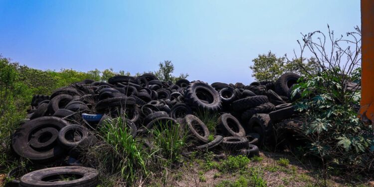 Evitan quema de cientos de llantas en tiradero clandestino en Cadereyta
