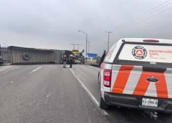 Cierran carretera a Saltillo por volcadura de tráiler