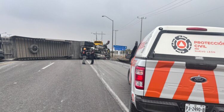 Cierran carretera a Saltillo por volcadura de tráiler