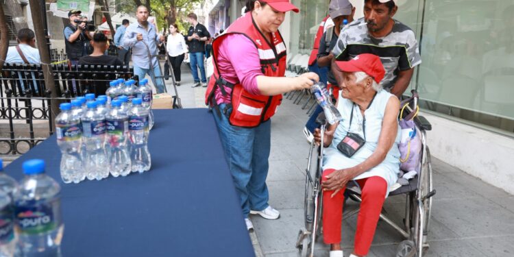 Continúa DIF Monterrey con operativo de hidratación