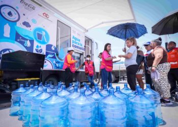 Llevan agua para todas las personas