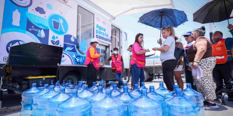 Llevan agua para todas las personas