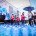 Llevan agua para todas las personas