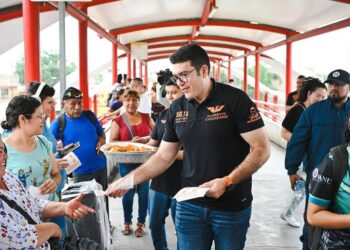 Llevan hidratación a estación del metro
