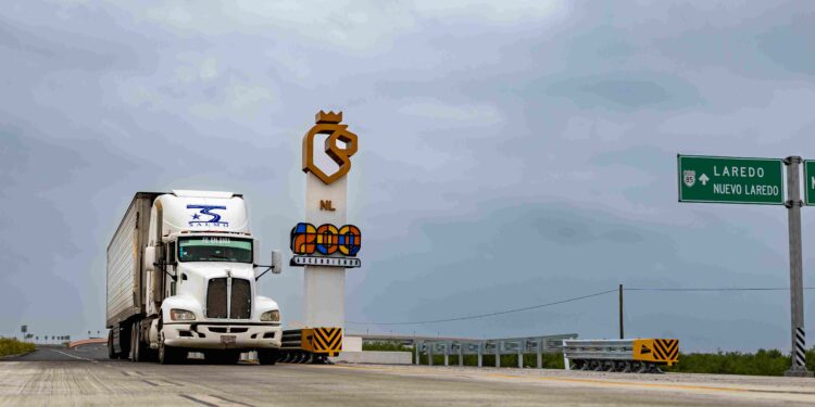 Inaugura Samuel García distribuidores viales en la carretera La Gloria-Colombia