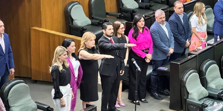 Rinden protesta diputados suplentes del PRI