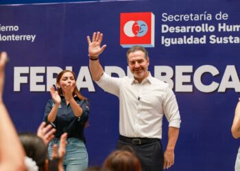 Realizan feria de becas y opciones educativas