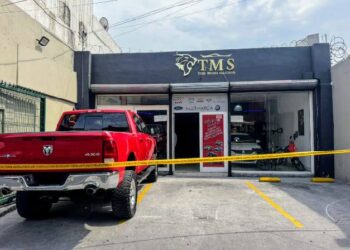 Detienen a 23 en cateo en financiera