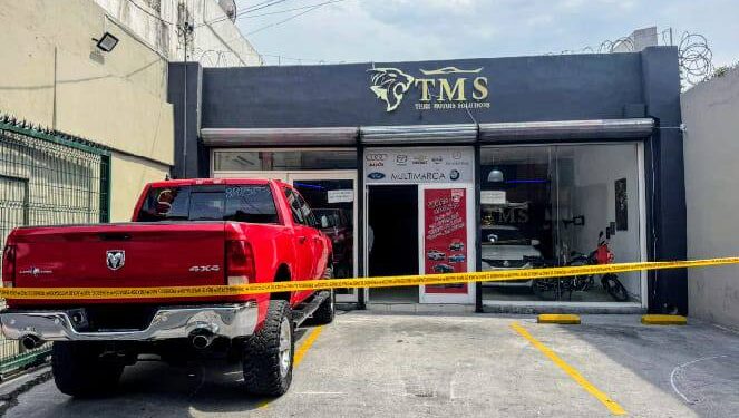 Detienen a 23 en cateo en financiera