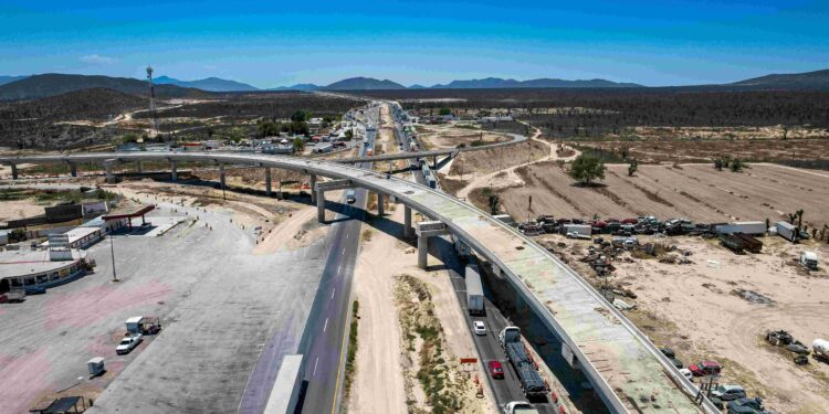 Samuel García supervisa avance de la Carretera Interserrana