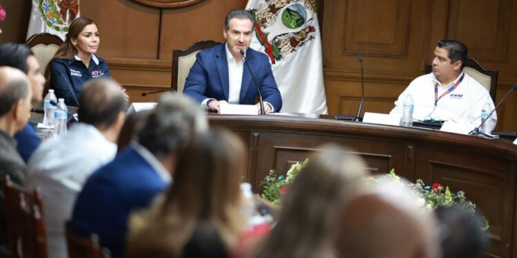 Adrian de la Garza en sesión de cabildo