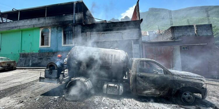 Se incendia pipa de gas en Guadalupe