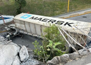 Vuelca tráiler en Fidel Velázquez