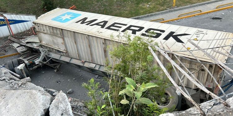 Vuelca tráiler en Fidel Velázquez