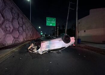 Vuelca vehículo y cae de puente en Monterrey