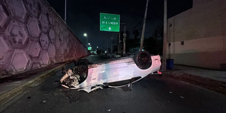Vuelca vehículo y cae de puente en Monterrey