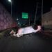 Vuelca vehículo y cae de puente en Monterrey