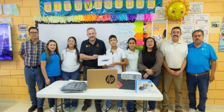 Llevan internet satelital y tecnología educativa a General Terán