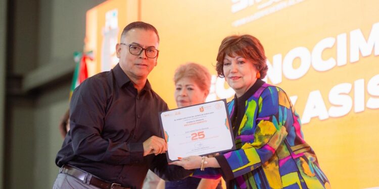 Destacan compromiso del personal educativo en NL