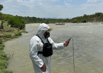 Investigan mortandad de peces en el Río Pesquería