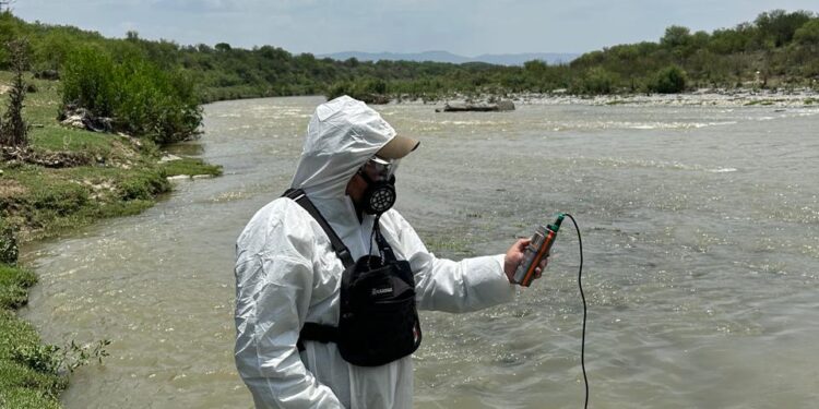 Investigan mortandad de peces en el Río Pesquería