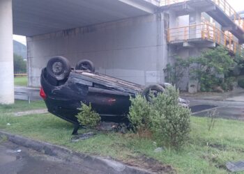 Cerrón y lluvia provocan volcadura