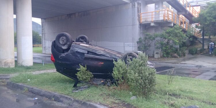 Cerrón y lluvia provocan volcadura
