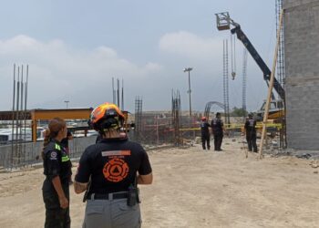 Cae trabajador de andamio a 6 metros de altura