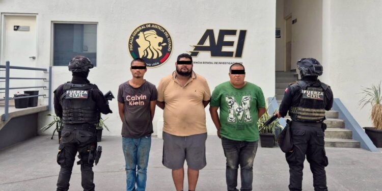 Capturan a tres con droga en Vallecillo