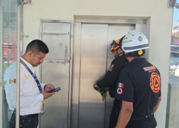 Liberan a personas atrapadas en elevador