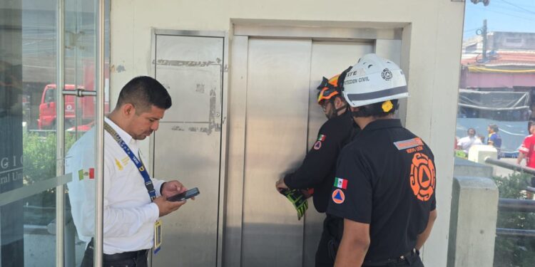 Liberan a personas atrapadas en elevador