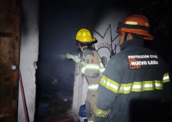 Sofocan bomberos incendio en domicilio