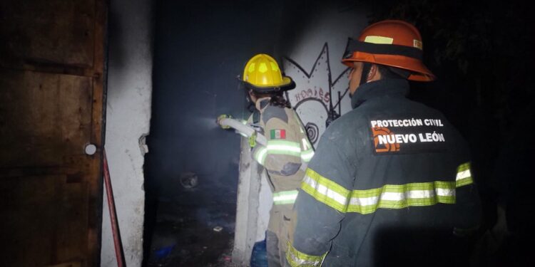 Sofocan bomberos incendio en domicilio