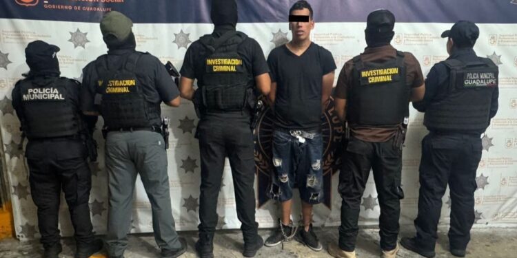 Detienen a hombre con historial de robo a negocios y vehículos