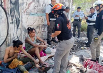 Deja incendio tres personas intoxicadas