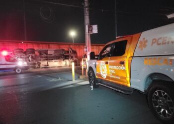 Vuelca tractocamión con rollo de 19 toneladas