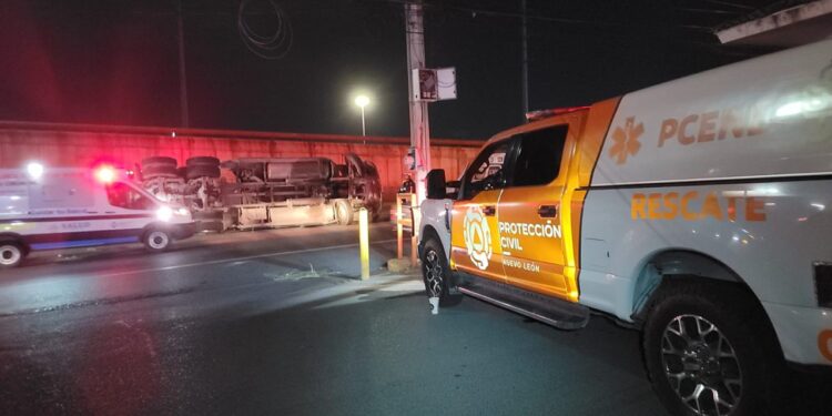 Vuelca tractocamión con rollo de 19 toneladas