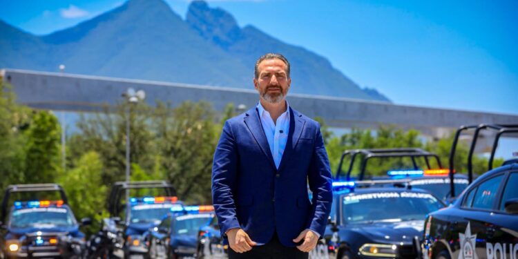 Incremento salarial y plan de vida para policías de Monterrey