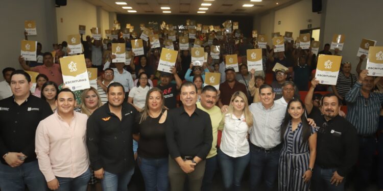 Entregan escrituras en Salinas Victoria