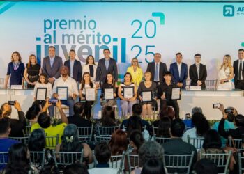 Apodaca reconoce a jóvenes que inspiran