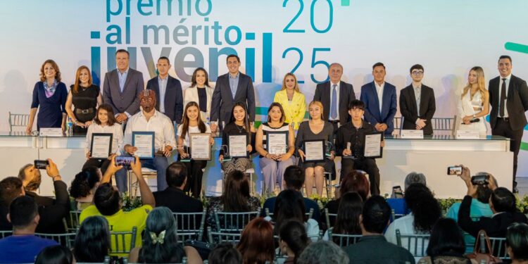 Apodaca reconoce a jóvenes que inspiran