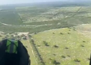 Apoya Black Hawk vigilancia carretera