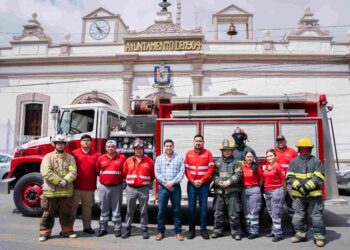 Entrega Raúl Cantú equipo a bomberos