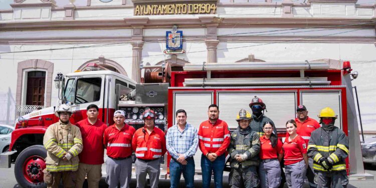Entrega Raúl Cantú equipo a bomberos